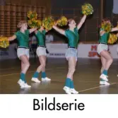 Serie om sex fotografier som visar Kvarnby Basket Cheerleaders uppträda i Mölndals idrottshus/Aktiviteten i oktober-november 1995.