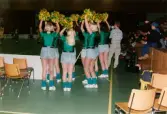 Kvarnby Basket Cheerleaders uppträder i Mölndals idrottshus/Aktiviteten i oktober-november 1995.