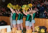 Kvarnby Basket Cheerleaders uppträder i Mölndals idrottshus/Aktiviteten i oktober-november 1995.