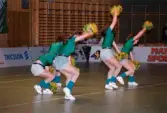 Kvarnby Basket Cheerleaders uppträder i Mölndals idrottshus/Aktiviteten i oktober-november 1995.