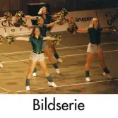 Serie om tre fotografier som visar Kvarnby Basket Cheerleaders uppträda i Mölndals idrottshus/Aktiviteten, år 1996.