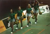 Kvarnby Basket Cheerleaders uppträder i Mölndals idrottshus/Aktiviteten, år 1996.