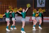 Kvarnby Basket Cheerleaders uppträder i Mölndals idrottshus/Aktiviteten i oktober-november 1995.