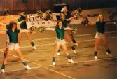 Kvarnby Basket Cheerleaders uppträder i Mölndals idrottshus/Aktiviteten, år 1996.