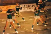 Kvarnby Basket Cheerleaders uppträder i Mölndals idrottshus/Aktiviteten, år 1996.