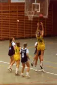Kvarnby Basket spelar match i Mölndals idrottshus/Aktiviteten på 1980-talet. Motståndarlag och slutresultat är okända.