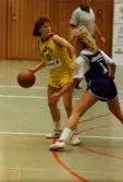 Kvarnby Basket spelar match i Mölndals idrottshus/Aktiviteten på 1980-talet. Motståndarlag och slutresultat är okända.