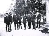 Foto av regementsstaben. Text i album: Fr v Brehmer, Fineman, Reuterskiöld, Moberg, Schenström, Malmberg, von Schoultz och Säfvenberg.