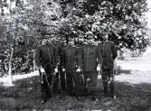 Foto av en grupp löjtnanter. 2.kl. Text i album: Fr v. Runer, ? , Pihlström, Genberg, Sandelin, Stein och Dahl.
