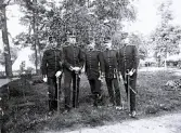 Foto av en grupp underlöjtnanter. Text i album: Fr v. Sundberg, Söderhielm, Schöning, Swedlund och Nygren.