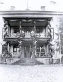 Foto av officerare från Hälsinge regemente framför Moheds herrgård som var en del av Moheds regementsövningsplats och fungerade som officersmäss och bostäder för officerare. Text i album: 