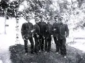 Foto av en grupp löjtnanter 1. kl. Text i album: Fr v. Widmark, Hector, von Hedenberg, Söderberg, Michelson och Unge.