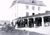 Foto av Infanteriskjutskolan å Rosersberg 1893 med militärer som står och samtalar (enligt bildtext i album).