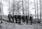 Foto av ett gäng män, generalstaben, som står uppradade nedanför Borgsjö prästgård. Text i album: 