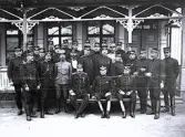Foto av en grupp officerare som står framför en byggnad. Text i album: 