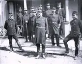 Foto av en grupp militärer som står framför en veranda. Text i album: 