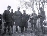 Foto av en grupp militärer som är ute på fältövningar. Text i album: 