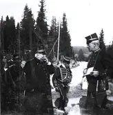 Foto av en grupp militärer som är ute på fältövningar. Text i album: 