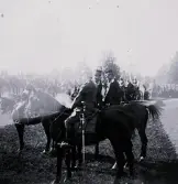 Foto av militärer till häst ute på fältövningar.