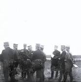 Foto av en grupp militärer ute på fältövningar. Text i album: 