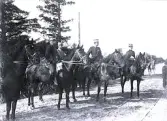 Foto av en grupp militärer till häst som är ute på fältövning. Text i album: 