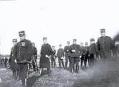 Foto av en grupp militärer på fältövning. Text i album: 