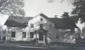 Kronobergs Kungsgård, Kronoberg, 1943.
En stor reveterad viilla med veranda. Man håller på med renovering.