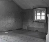 Fiskartorpet, Sundranäs. 
Torpet är byggt i s.k. sydgötisk stil med en lägre och en högre byggnad. Man ser en interiör från kammaren
i den lägre delen.