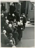 Kungligt besök 1960, med anledning av domkyrkoinvigningen.
Kung Gustaf VI Adolf och drottning Louise med uppvaktning, hälsar på landshövding Bergquist med fru, m.fl. på
perrongen vid järnvägsstationen.