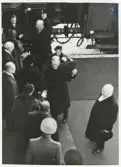 Kungligt besök 1960, med anledning av domkyrkoinvigningen.
Kung Gustaf VI Adolf och drottning Louise med uppvaktning, hälsar på de församlade på
perrongen vid järnvägsstationen. Landshövding Bergquist avvaktar till höger.