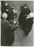 Kungligt besök 1960, med anledning av domkyrkoinvigningen.
Kung Gustaf VI Adolf och drottning Louise i samtal med landshövding Bergquist på perrongen till järnvägsstationen.