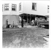 Okända personer ser på när det är källarutvidgning för Melins Vattenfabrik 1940-tal. Fabriken låg i Kyrkbacken på Stomvägen 19.