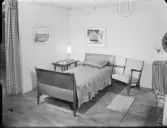 KLÄDSEL AV FÅTÖLJ SAMT SÄNG OCH LAMPA, HSB