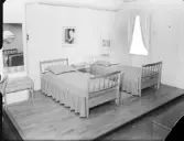 KLÄDSEL AV FÅTÖLJ SAMT SÄNG OCH LAMPA, HSB