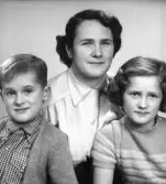 Fru Hillström tillsammans med en flicka och en pojke.