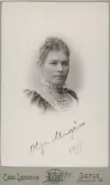 Porträtt av Olga Almgrén 1899 (enligt text på framsida kort).