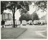 Fullt av bussar och folk på dåvarande järnvägsplan/busstorget i Växjö.