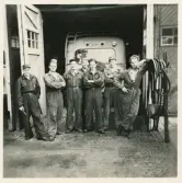 Personalen vid SJ:s bussgarage, Norra Järnvägsgatan i Växjö. har ställt upp sig för fotografering. Fr. v. : Lennart Johansson, Kambring, Rune Karlsson, Allan Lindström (