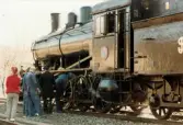 Ett ånglok på besök i närheten av Mölndals Övre järnvägsstation i april 1982.