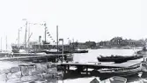 Båtar av alla de slag som ligger förtöjda vid båtbrygga i Öregrund samt i bakgrunden syns byggnader. Text i album: 
