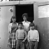 År 1960 på våren är Klass 5 från Österängsskolan i Jönköping på skolresa i Västergötland tillsammans med sin lärare Göte Ohlsson. De råkade på fyra romer och fotograferade dem vid husvagnen.