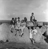 År 1960 på våren är Klass 5 från Österängsskolan i Jönköping på skolresa i Västergötland tillsammans med sin lärare Göte Ohlsson. Här en bild från Karleby.
På Österängsskolan var det tradition att man i 4:an åkte till Vadstena och Omberg, i 5:an till Västergötland (Falbygden, Skara, Varnhem) och i 6:an en resa till glasbruk i Småland.