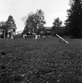 År 1960 på våren är Klass 5 från Österängsskolan i Jönköping på skolresa till Missionsförbundets sommarhem 