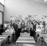 Klass 5 i klassrummet på Österängsskolan i Jönköping, år 1960, tillsammans med sin lärare Göte Ohlsson.
