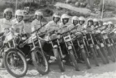 Grupporträtt av trialförare vid Blixåsbanan i Balltorp, Mölndal, okänt årtal.