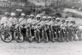 Grupporträtt av trialförare vid Blixåsbanan i Balltorp, Mölndal, okänt årtal.