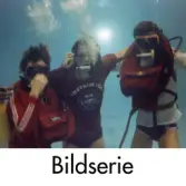 Serie om 15 fotografier som visar medlemmar i Lindome Sportdykarklubb öva dykning i Åby simhall i Åby, Mölndal, år 1983.