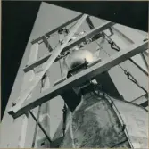 Vänersborg. Den nyrenoverade kyrkspiran monteras