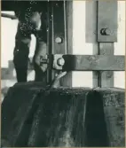 Vänersborg. Den nyrenoverade kyrkspiran monteras