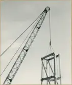 Vänersborg. Den nyrenoverade kyrkspiran monteras